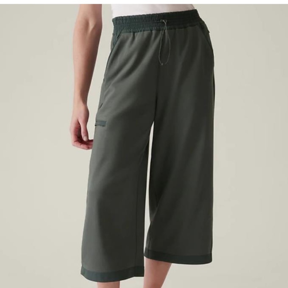 Athleta Bali Green Triumph Hybrid Wide Leg Crop Pants Pockets M